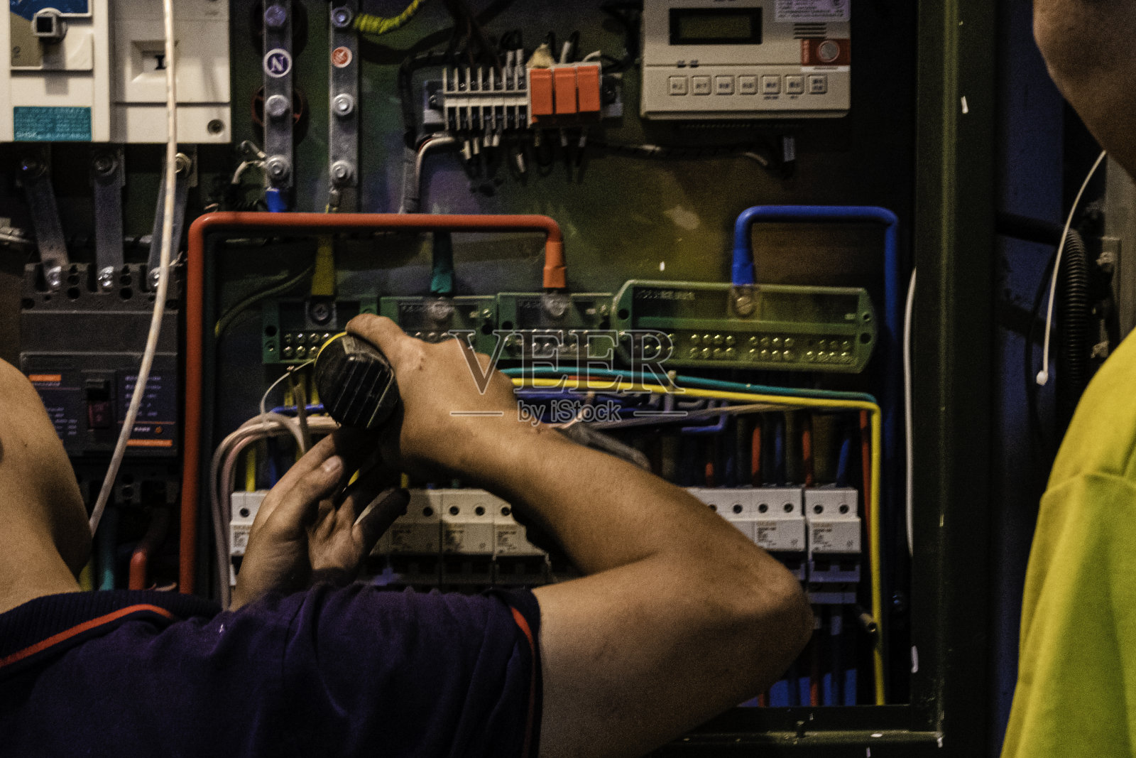 安装电动汽车充电站照片摄影图片