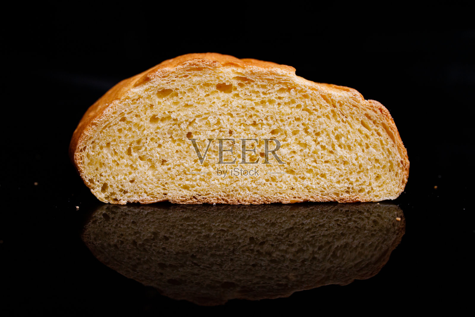 自制的面包。在家烘烤。木板上的圆面包。照片摄影图片