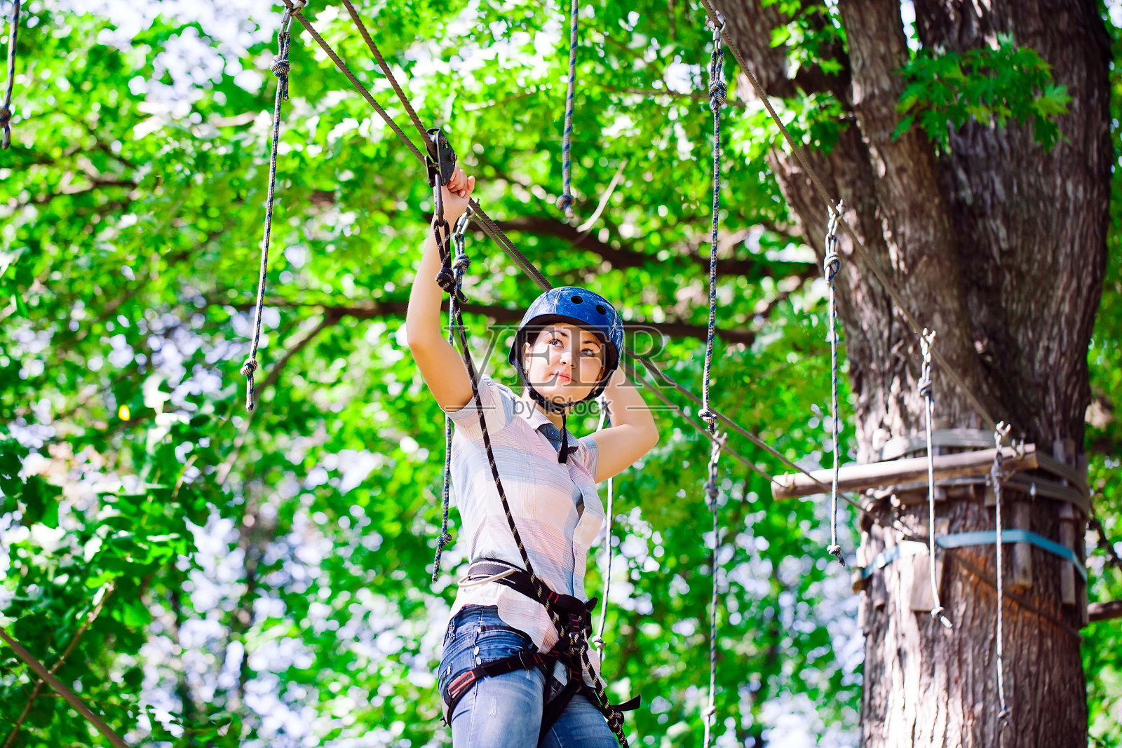 冒险攀登高线公园-人们在赛道上戴着头盔和安全设备照片摄影图片
