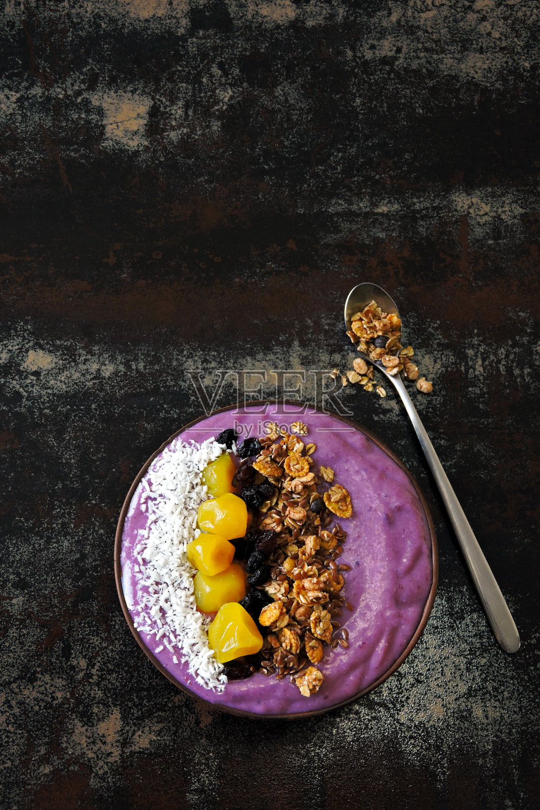 紫色的冰沙碗。照片摄影图片