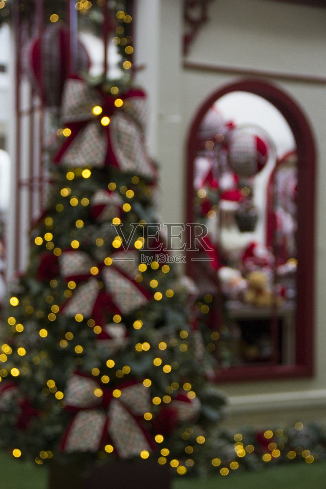 圣诞场景与礼物和树的对象。圣诞装饰。圣诞背景模糊。照片摄影图片