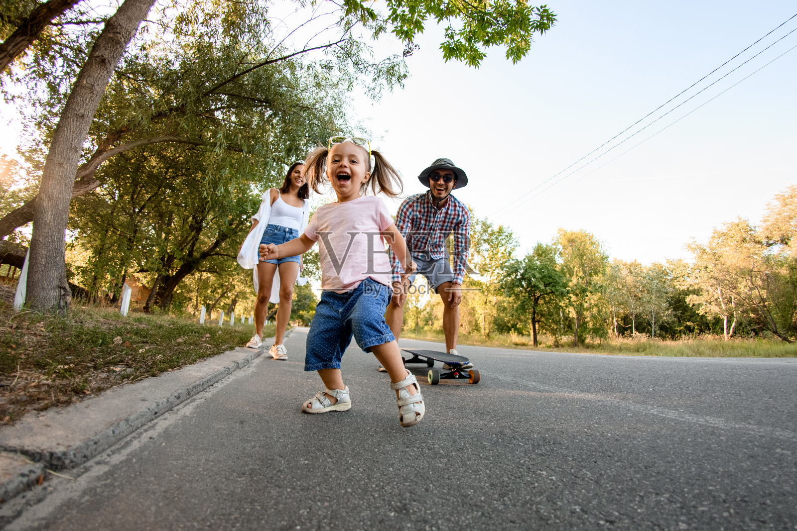 可爱的小女孩在公园里玩得很开心照片摄影图片