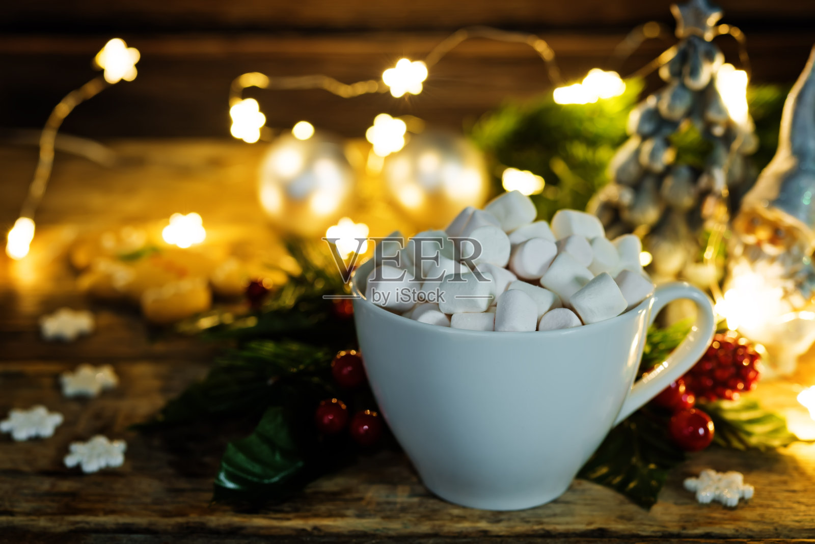 圣诞假期木材背景与杯可可与棉花糖,发光的花环和饼干照片摄影图片