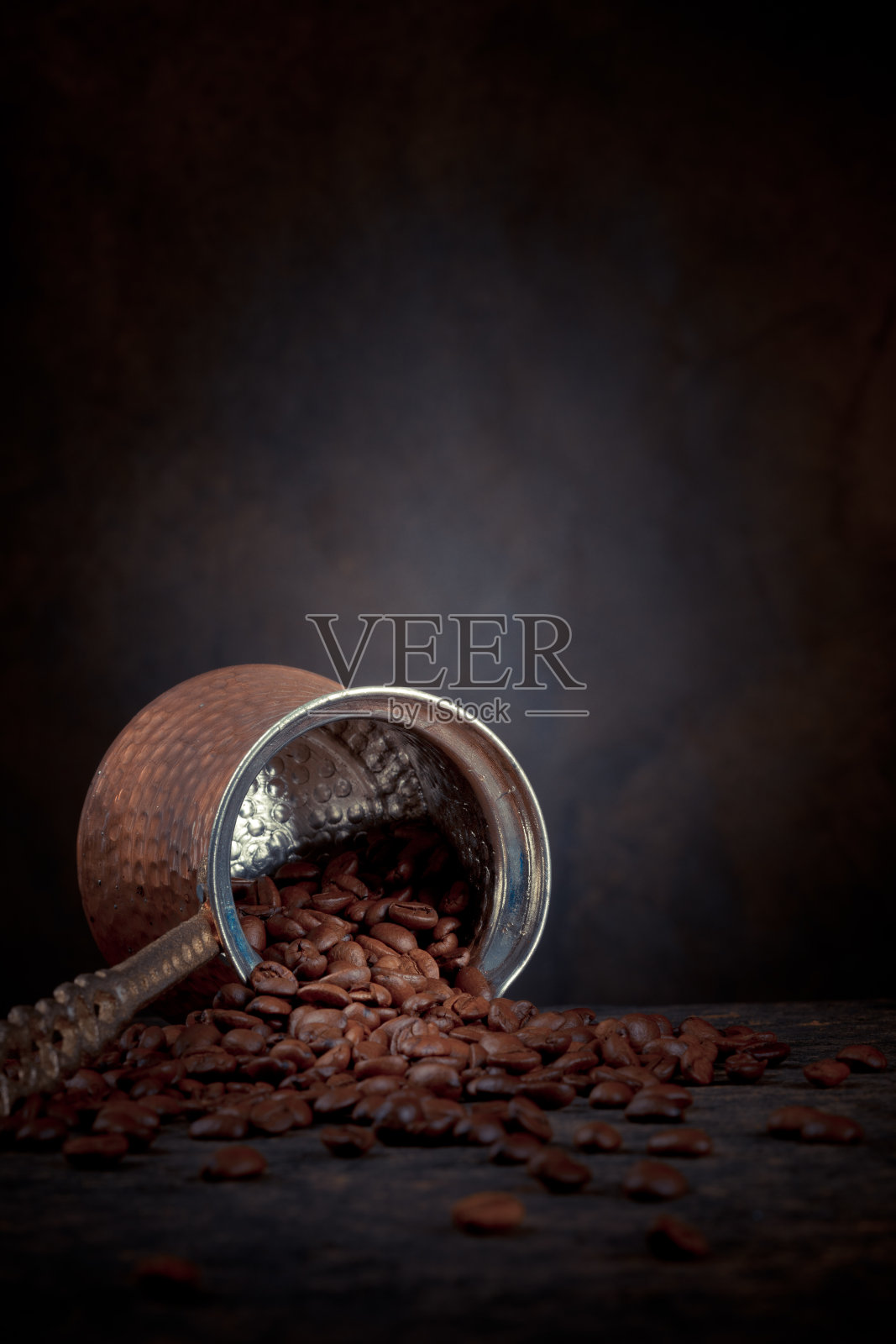 打翻了咖啡壶和咖啡豆照片摄影图片