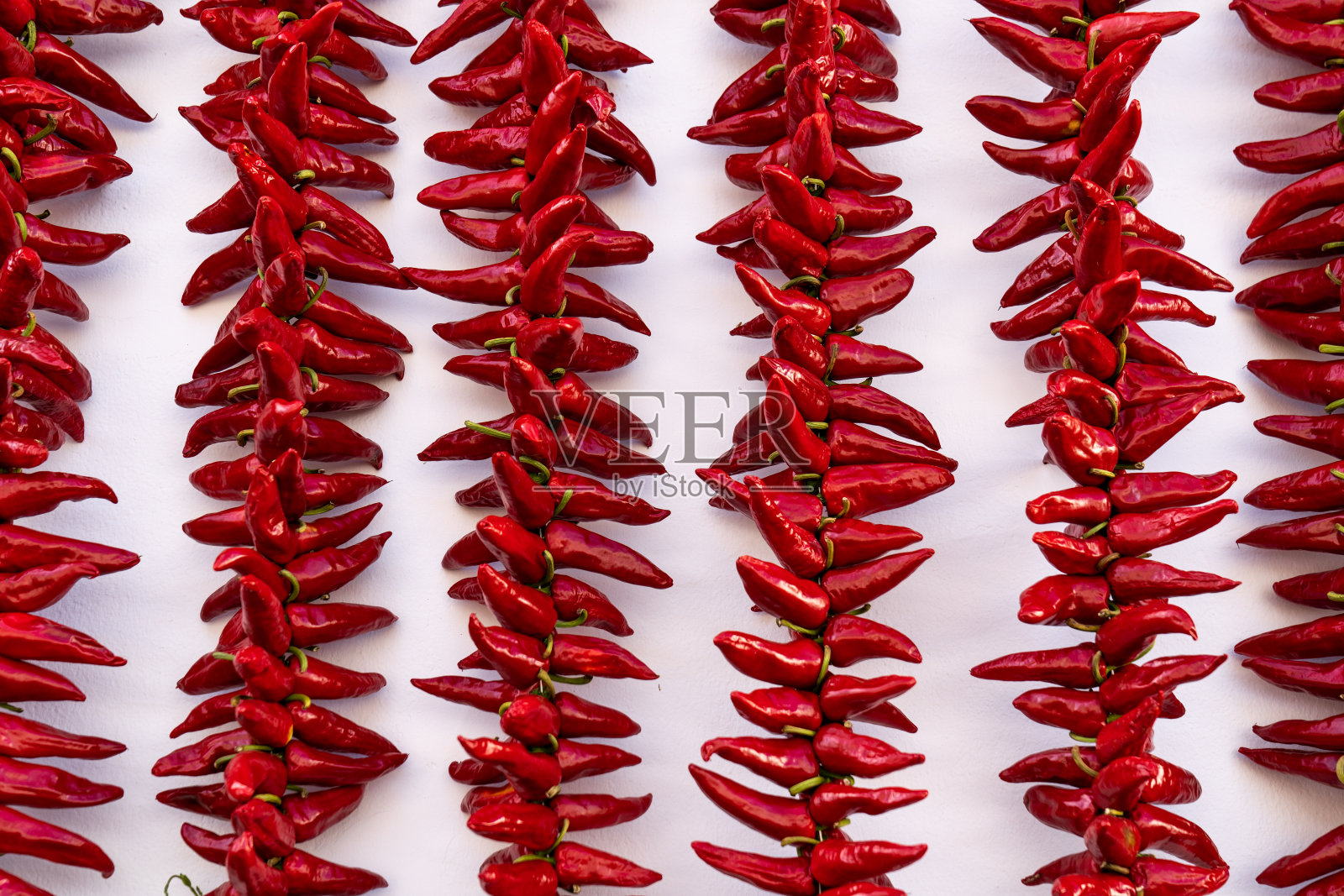 埃斯佩莱特辣椒在墙上晒干照片摄影图片