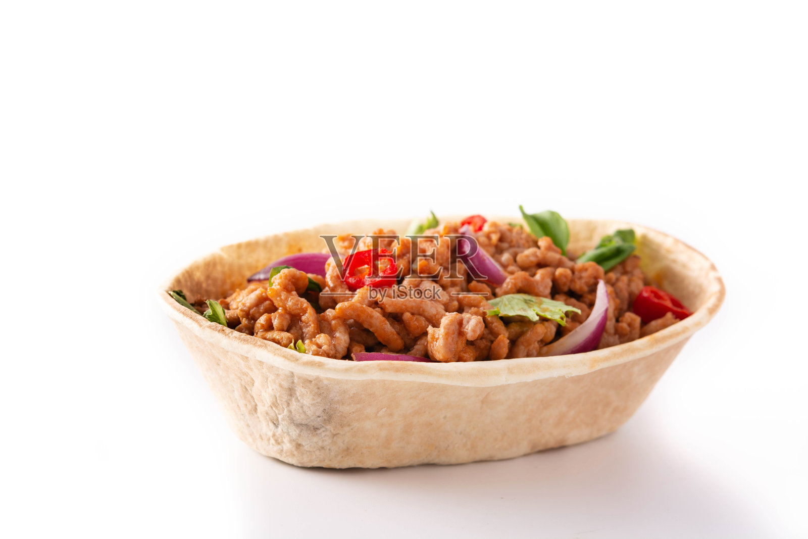 墨西哥巴基塔玉米卷配牛肉,辣椒,番茄,洋葱和香料照片摄影图片