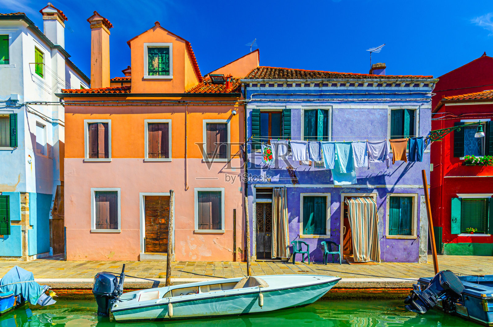 布拉诺岛有五颜六色的房子和狭窄的水渠照片摄影图片