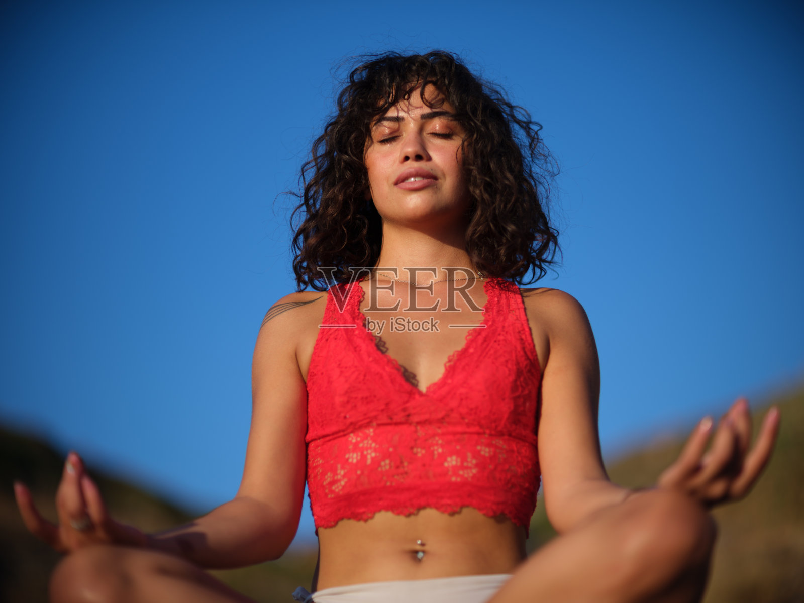 放松的年轻女子在户外沉思照片摄影图片