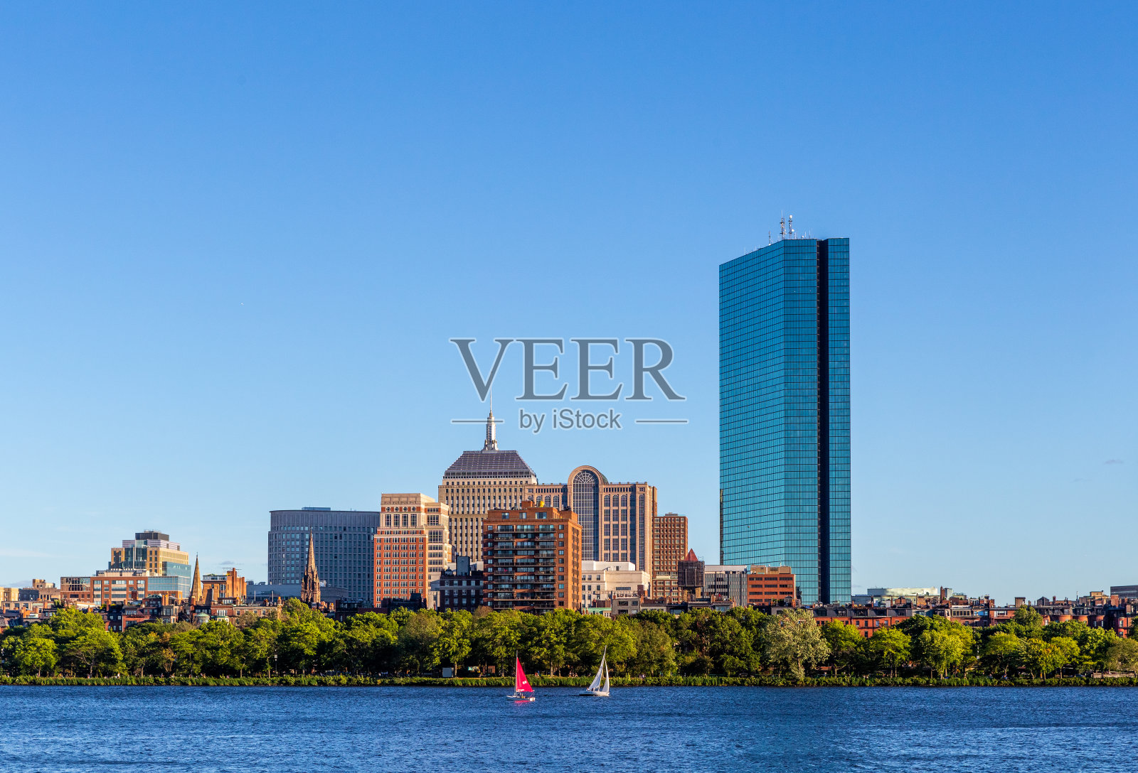 查尔斯河对面的波士顿后湾社区。照片摄影图片