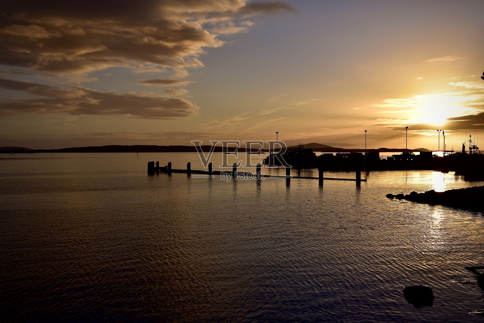 Leverburgh港的日落照片摄影图片