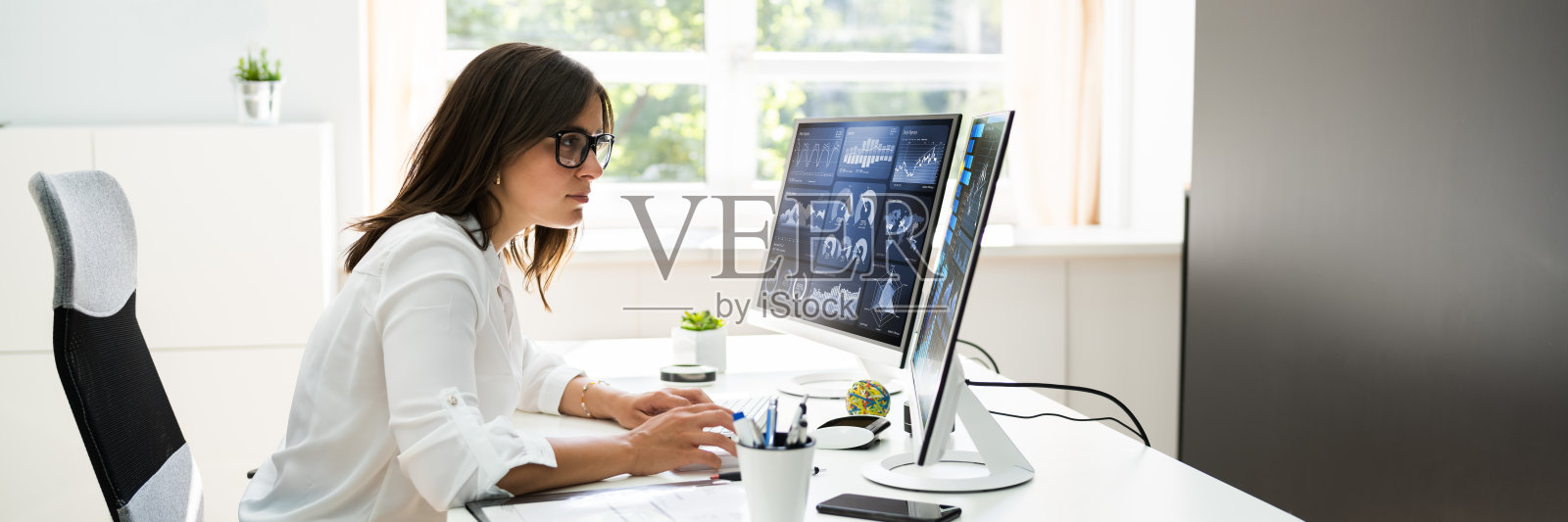 观察KPI数据的分析师女性照片摄影图片