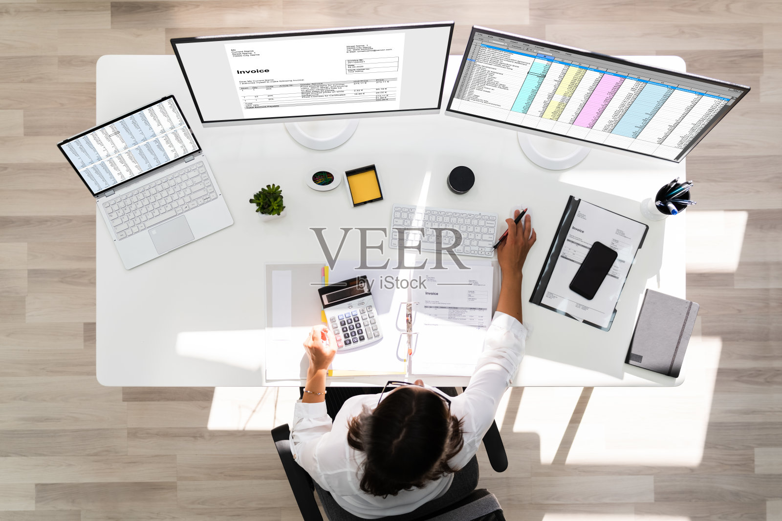 使用计算机在线税务和发票照片摄影图片