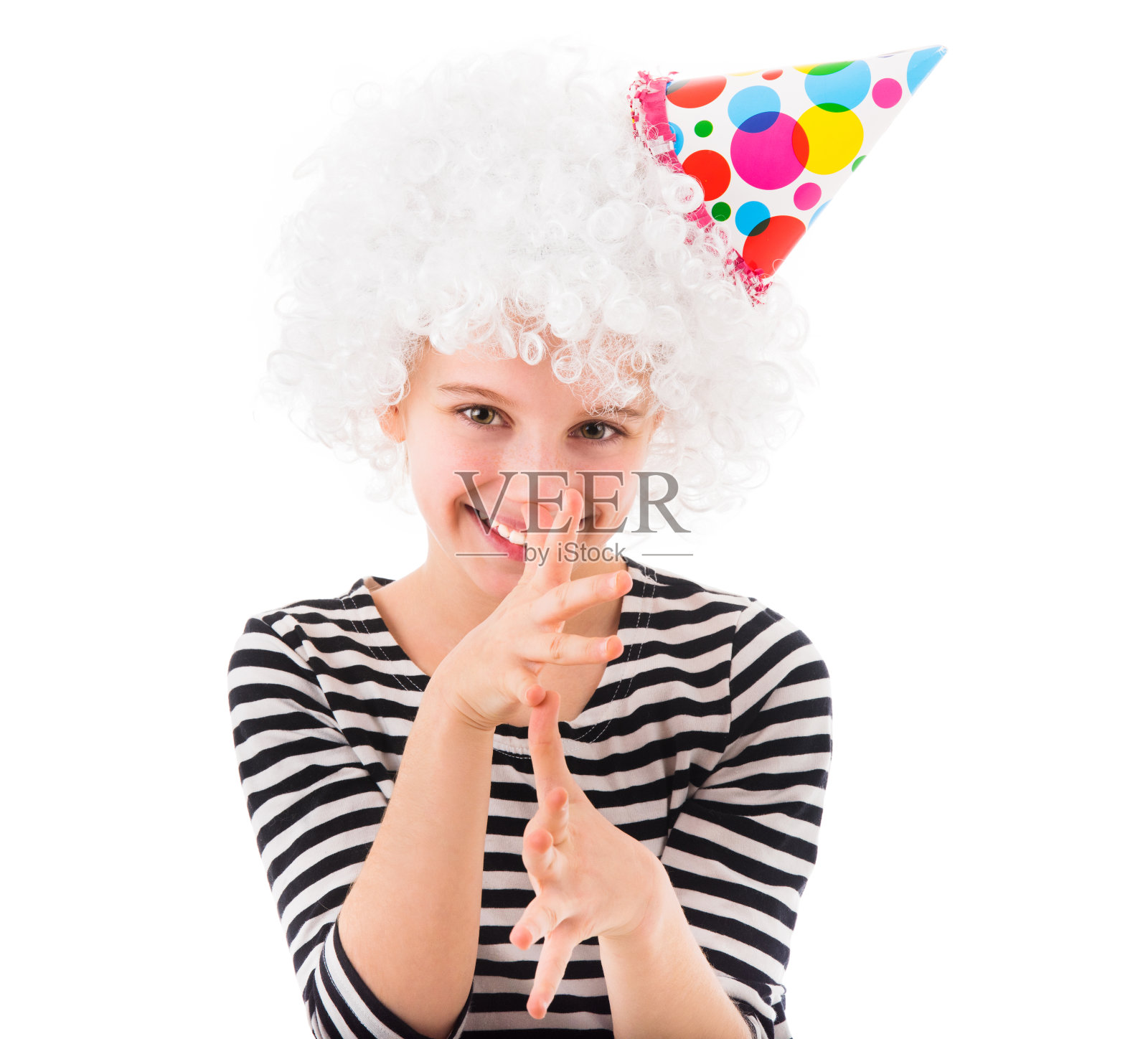 戴着白色假发做鬼脸的女孩照片摄影图片