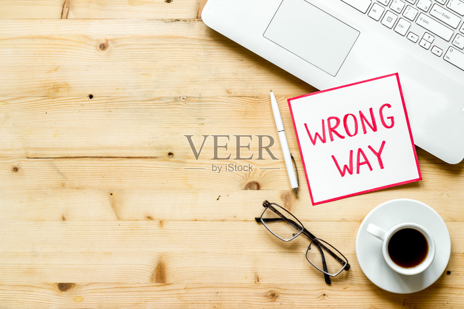 错误的方式图标在办公桌-木制,俯视图拷贝空间照片摄影图片