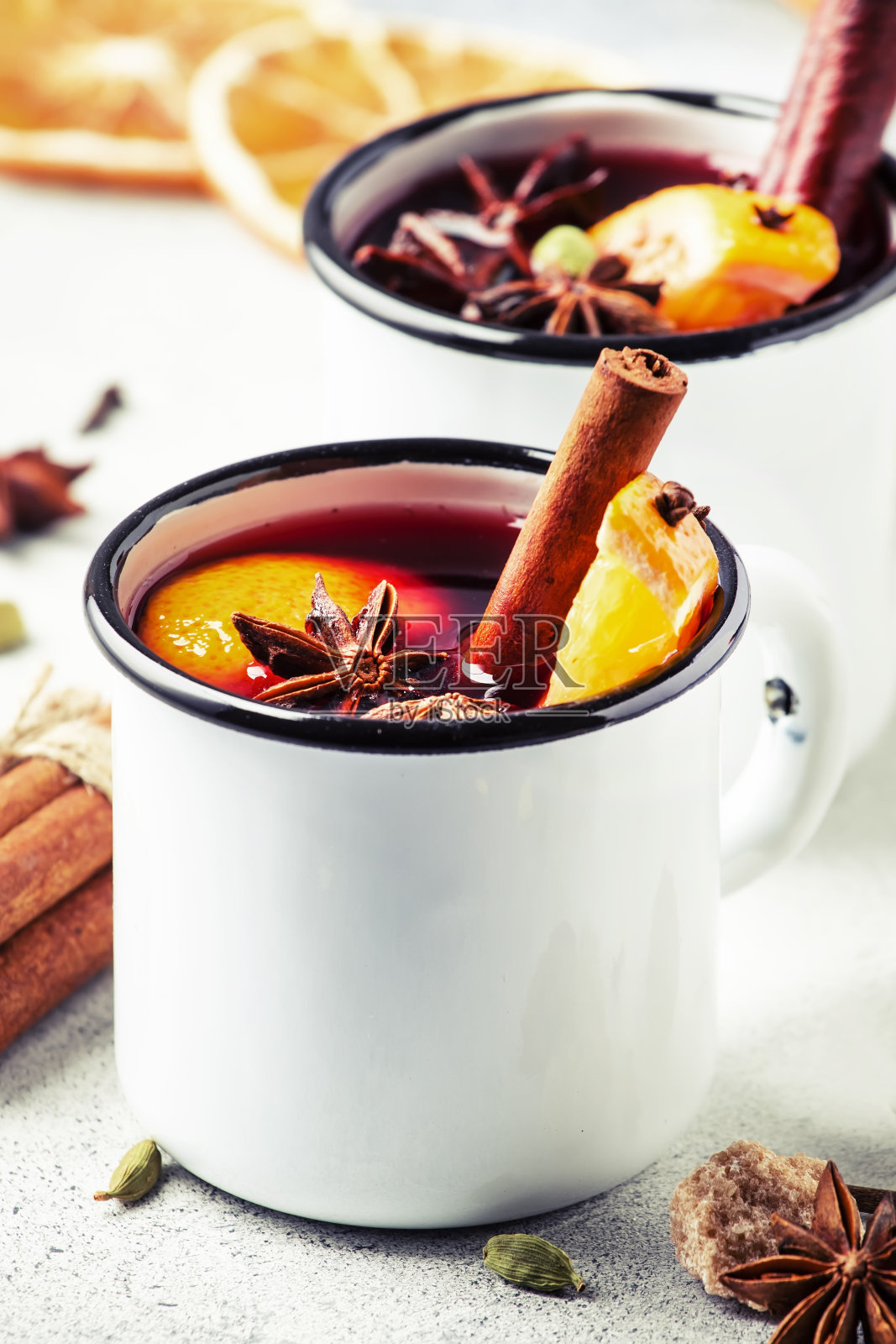 白色金属杯加肉桂、香料和橙色,灰色背景,这是冬日的传统饮品。本空间照片摄影图片