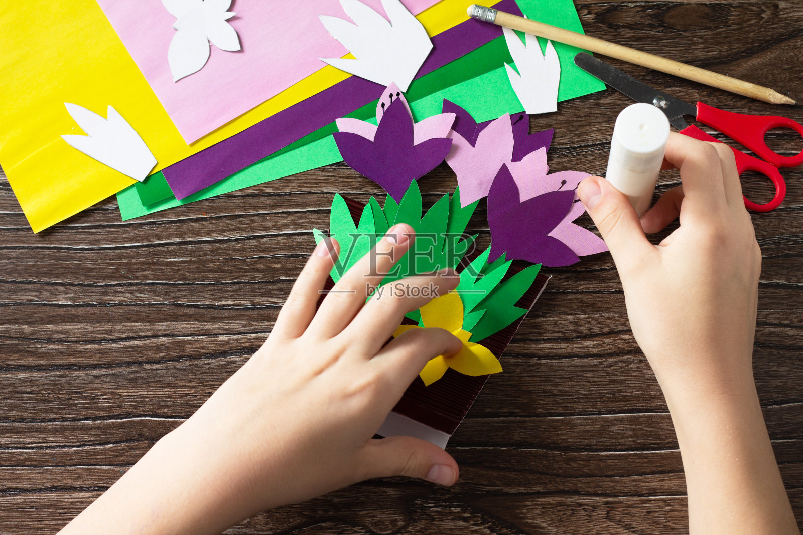 步骤13指令。印有春花番红花的母亲节贺卡。手工纸工艺创意。儿童创意项目,工艺品,儿童工艺品。照片摄影图片