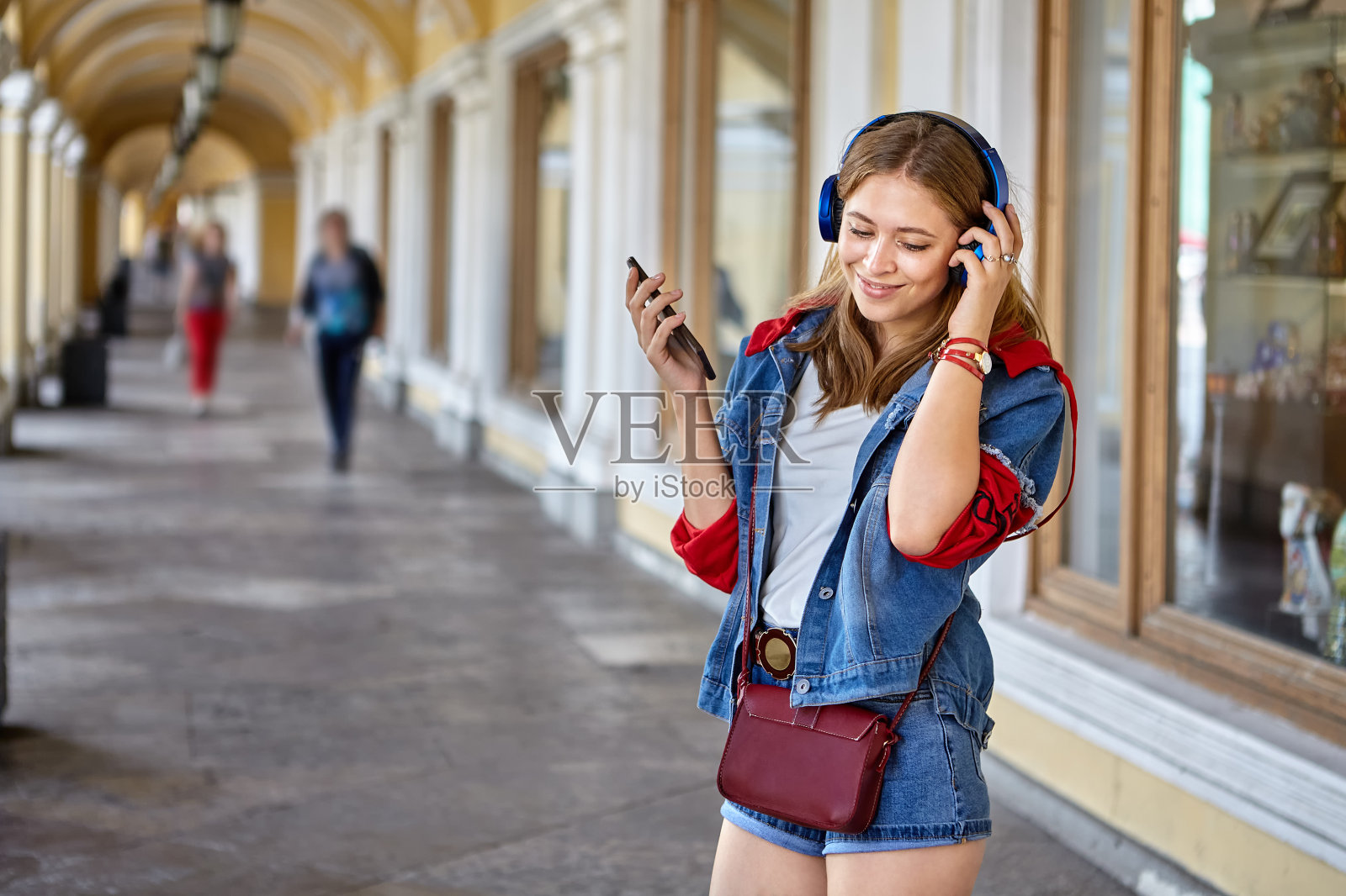 美丽的年轻女子在贸易画廊。照片摄影图片