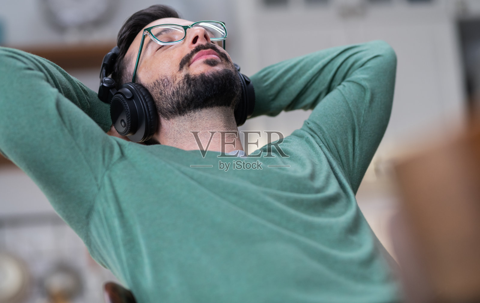 听音乐的年轻人照片摄影图片