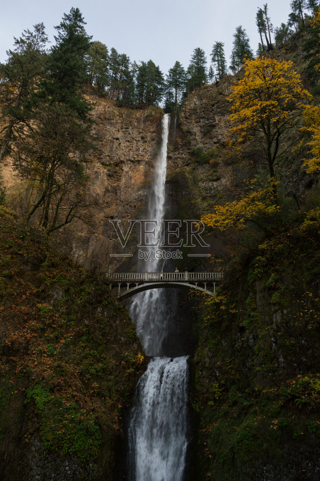 穆尔特诺玛瀑布靠近波特兰,俄勒冈州,美国照片摄影图片