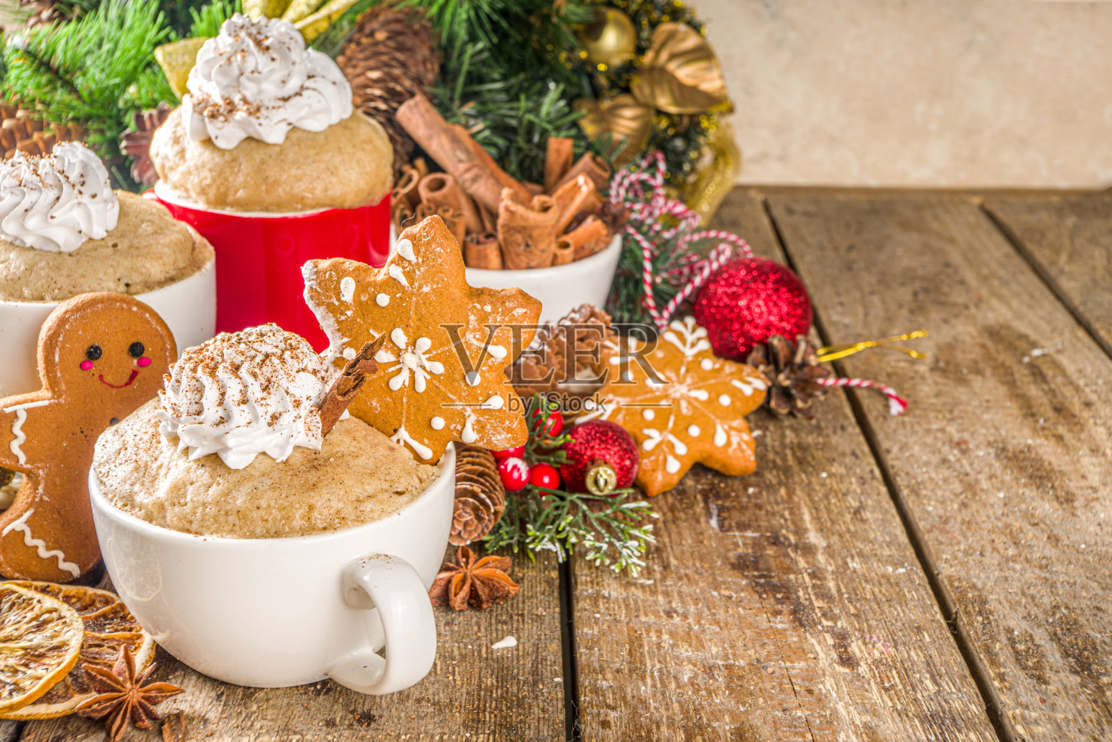 圣诞姜饼在马克杯照片摄影图片