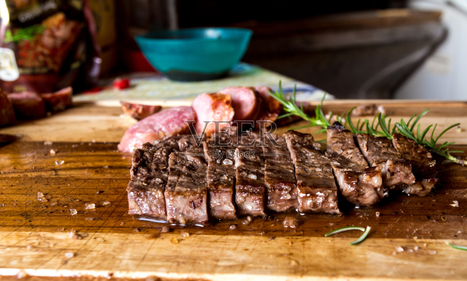 牛肉和猪肉烧烤切在船上照片摄影图片