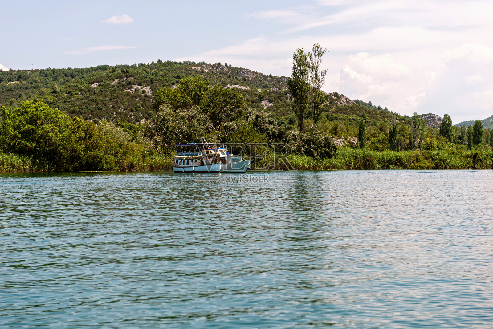 克罗地亚喀尔卡国家公园喀尔卡河周围的绿色山丘和森林照片摄影图片