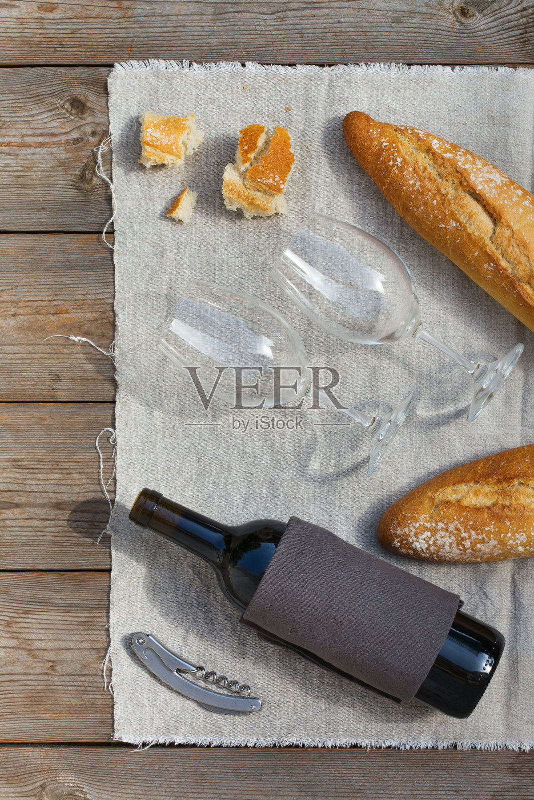 法式长棍面包,酒杯和一瓶红酒照片摄影图片