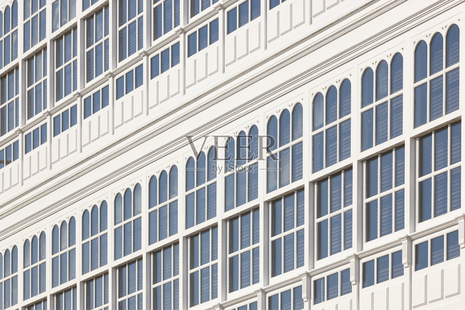 传统的白色阳台玻璃立面在A Coruna。西班牙照片摄影图片