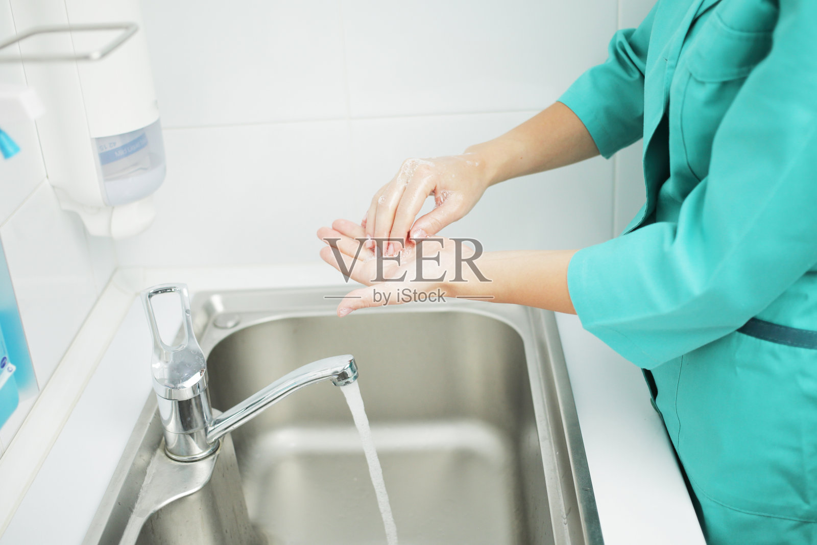 医院里戴着防护口罩的女医生要彻底洗手照片摄影图片