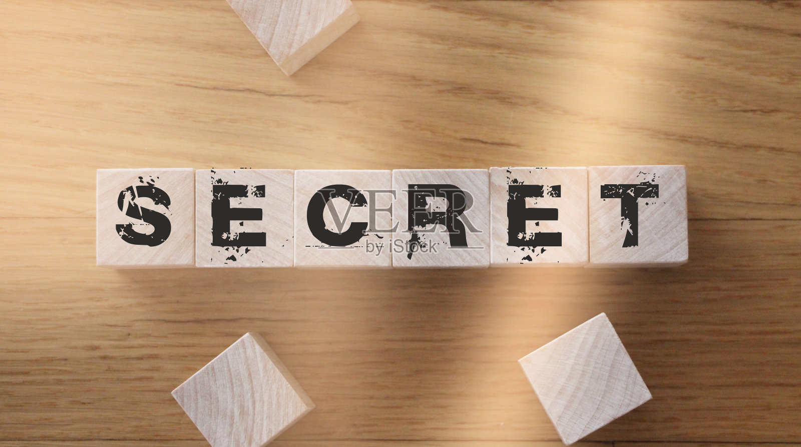 暗语写在浅色背景的木块上照片摄影图片