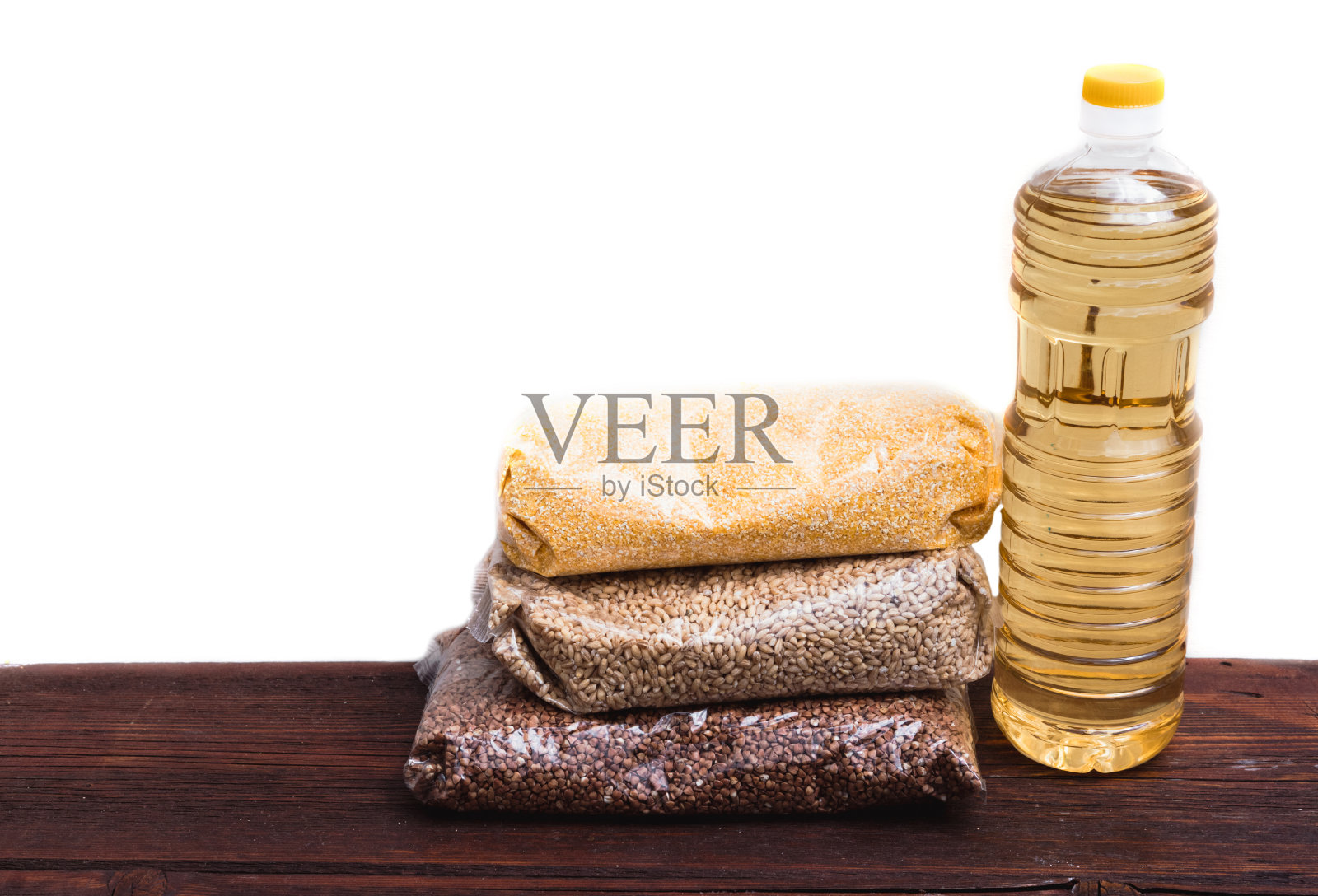 葵花籽油和各种包装的谷物在棕色木质纹理的背景上照片摄影图片