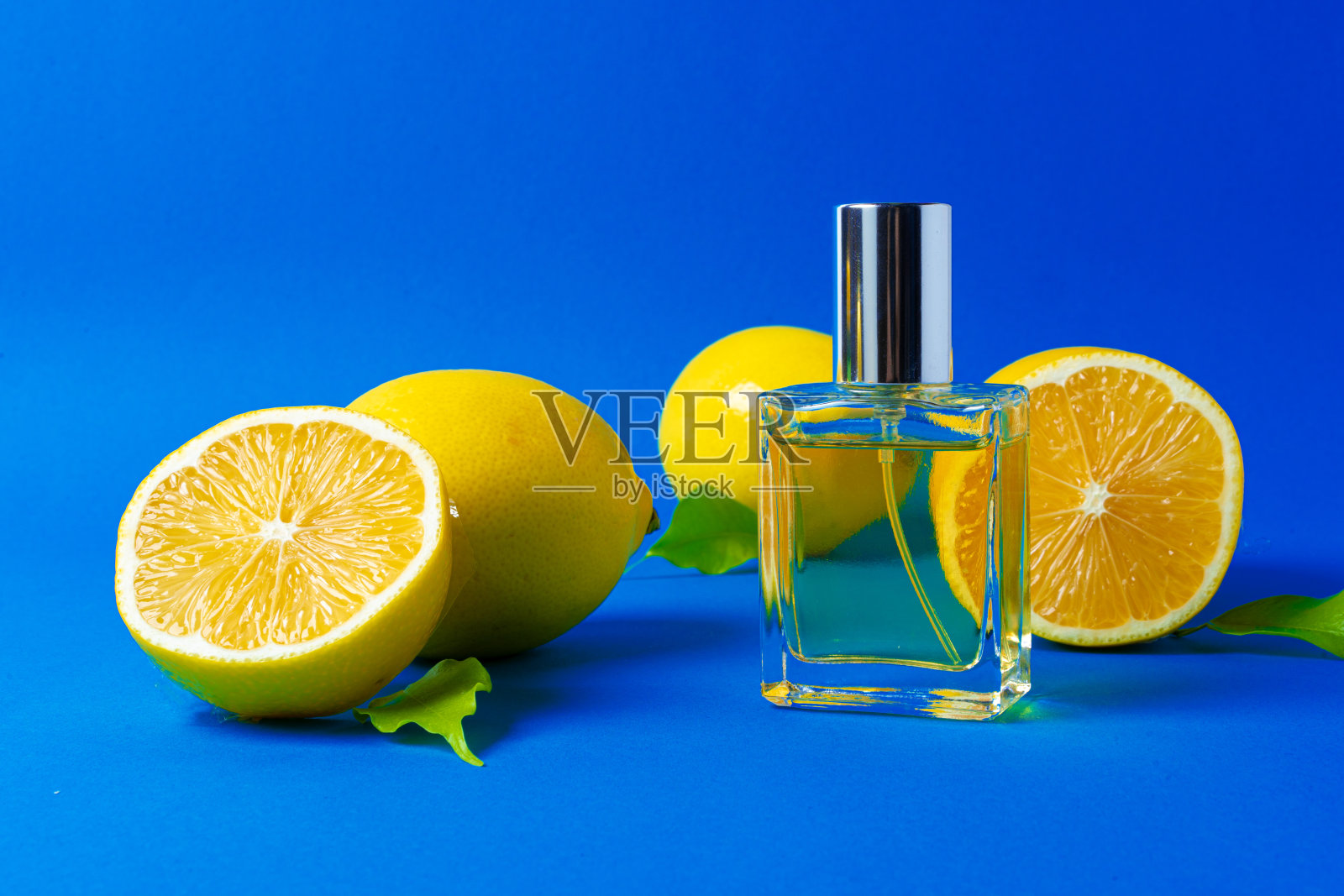 香水和柑橘类水果的美妙组合照片摄影图片