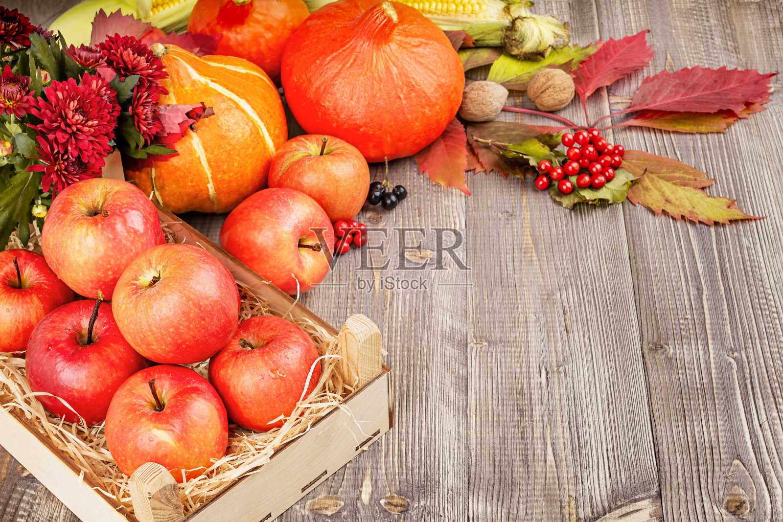蔬菜,水果,浆果,坚果在一个木制的背景。照片摄影图片
