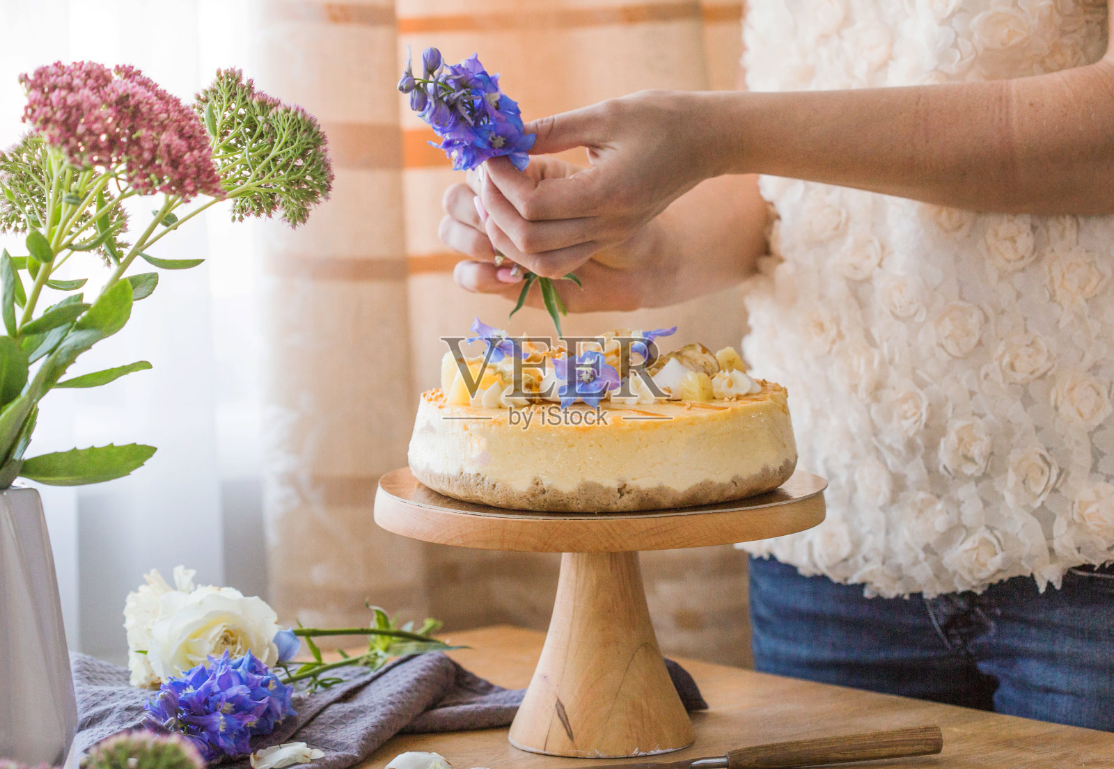 焦糖苹果梨芝士蛋糕。近侧观石厨房桌,侧观。秋天的甜点。照片摄影图片