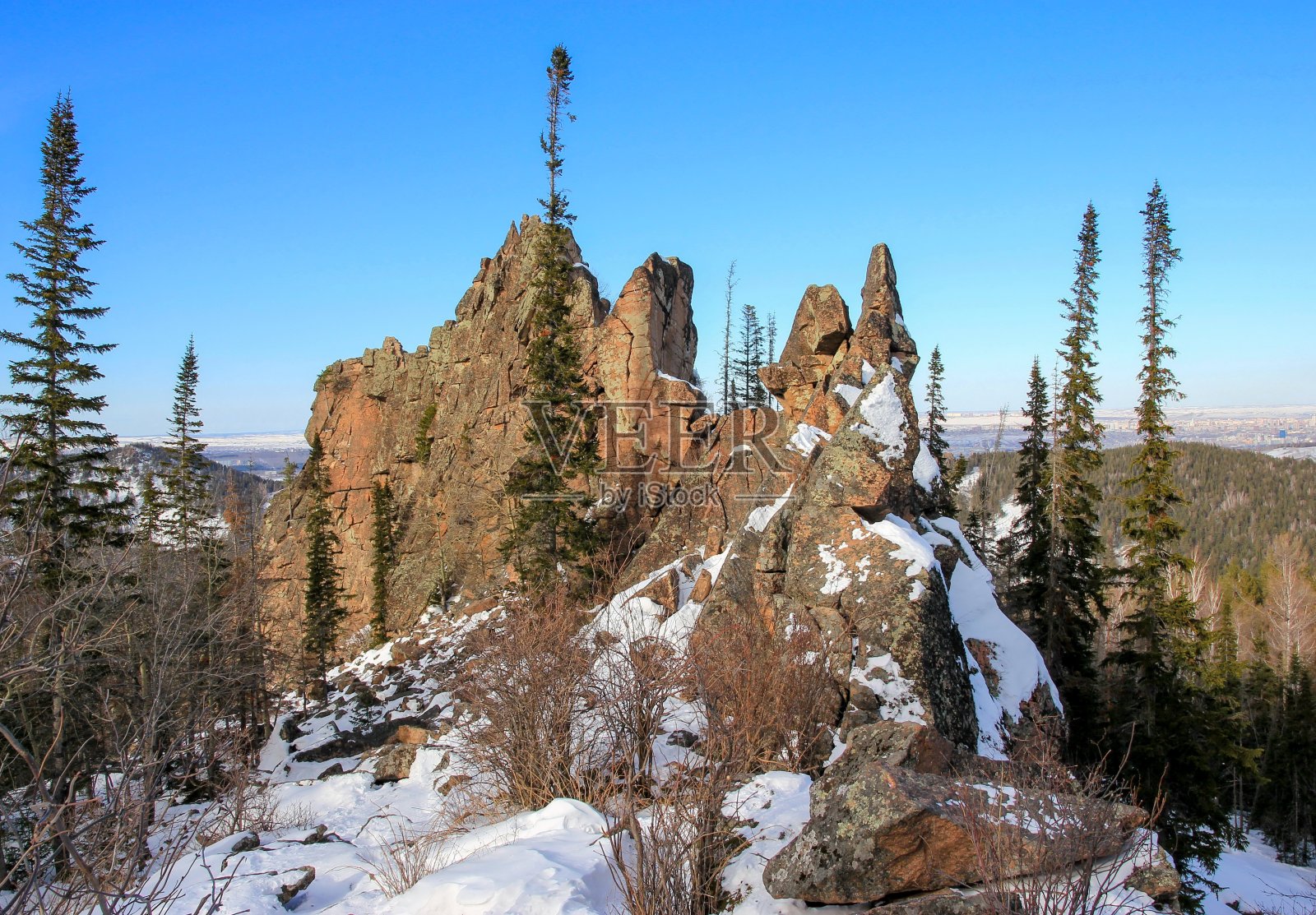 克拉斯诺亚尔斯克国家公园的“支柱”。岩石“中国墙”观照片摄影图片