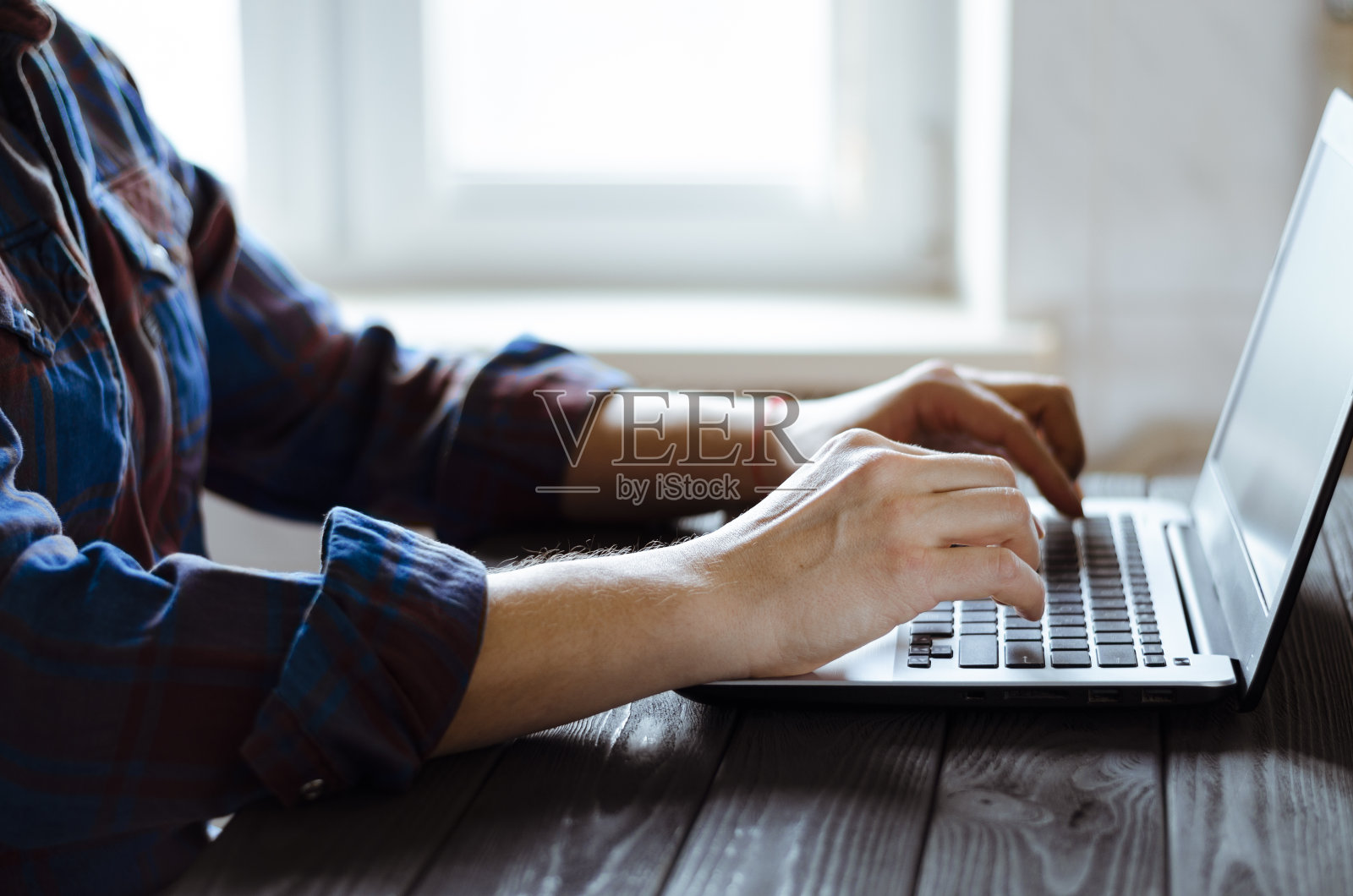 在家办公。自由职业者的手放在笔记本电脑键盘上照片摄影图片