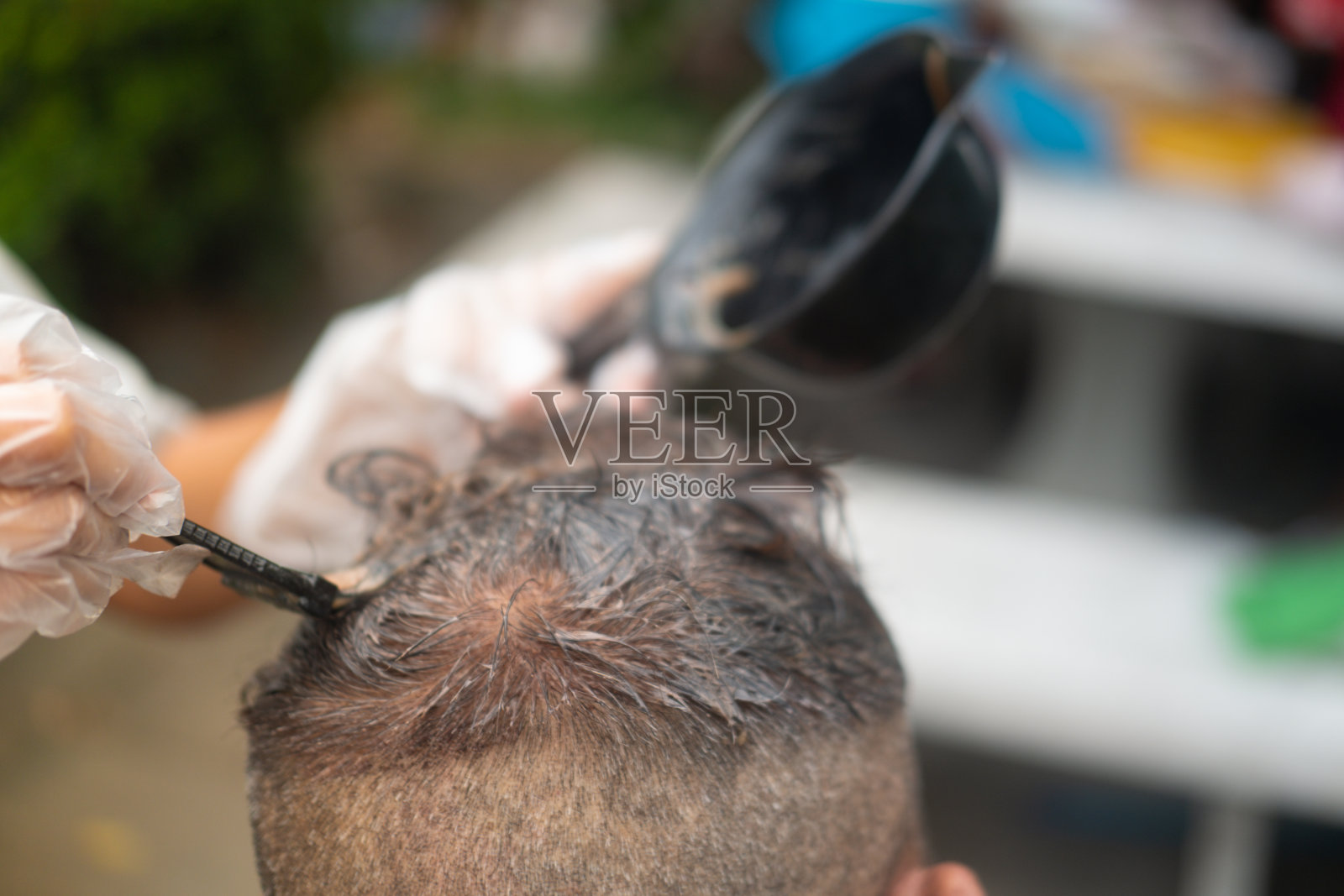 发型师用染发剂和刷子染发照片摄影图片