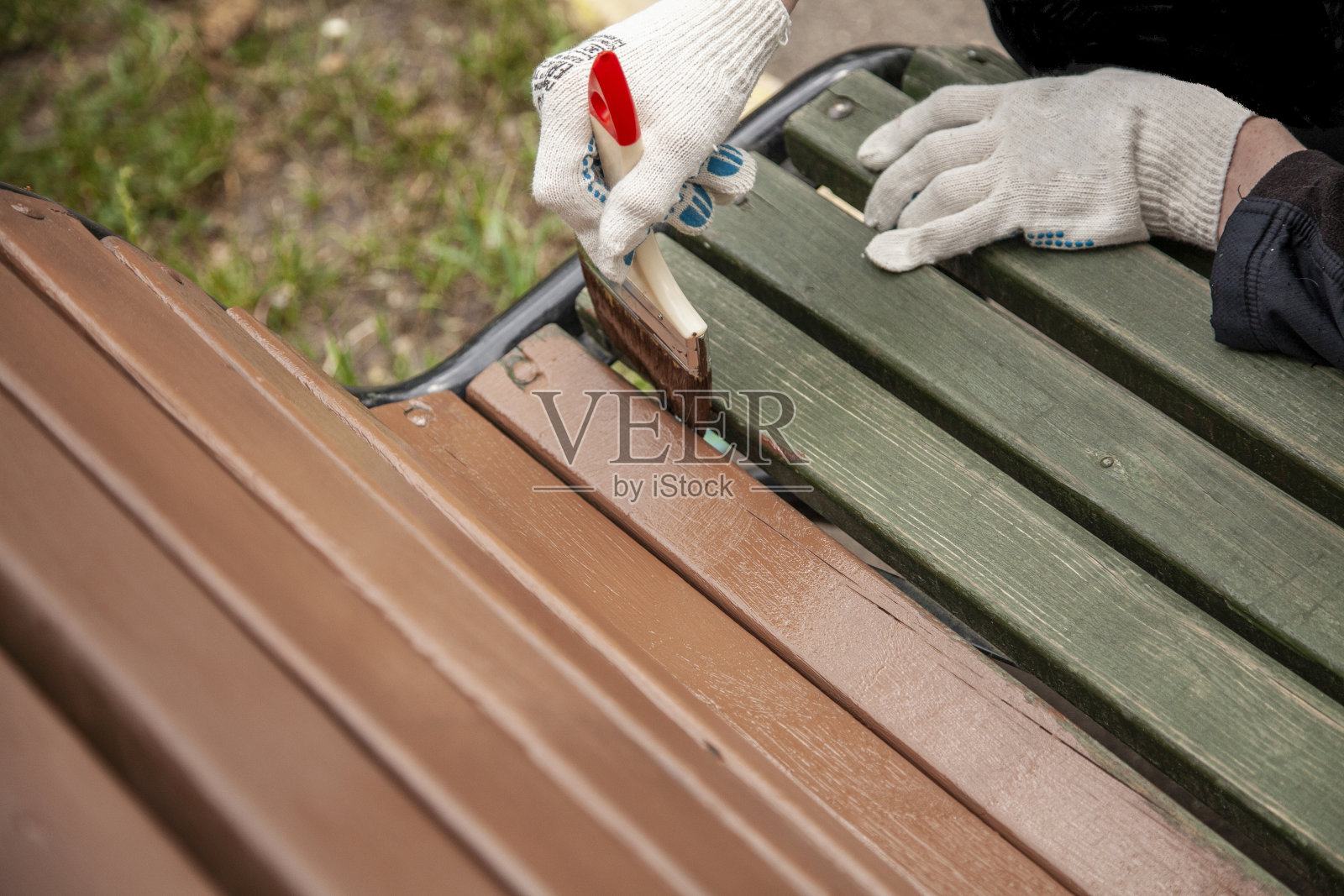 公园里的长凳被漆成了棕色。照片摄影图片