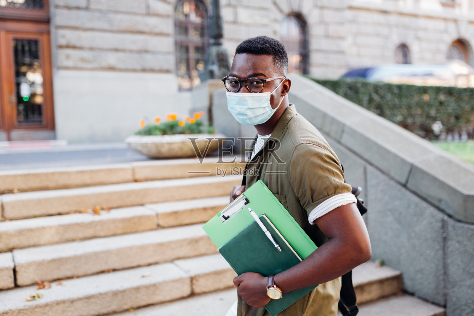 一个年轻的非裔美国男学生去上大学的肖像照片摄影图片