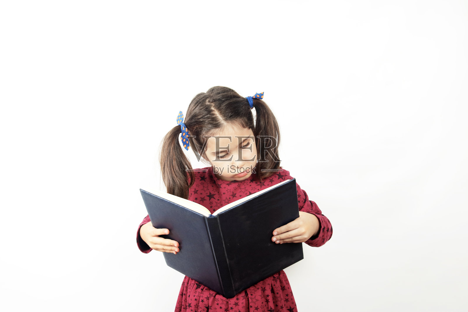 可爱的女孩读书照片摄影图片