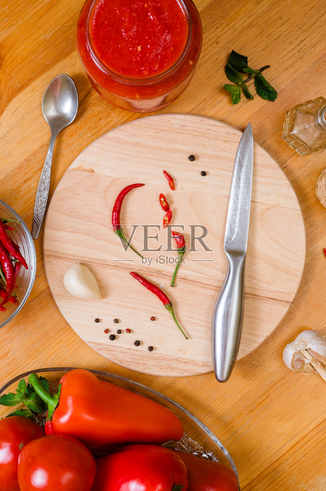 制作传统格鲁吉亚热红酱的原料——adjika放在木桌上,特写,flatley照片摄影图片