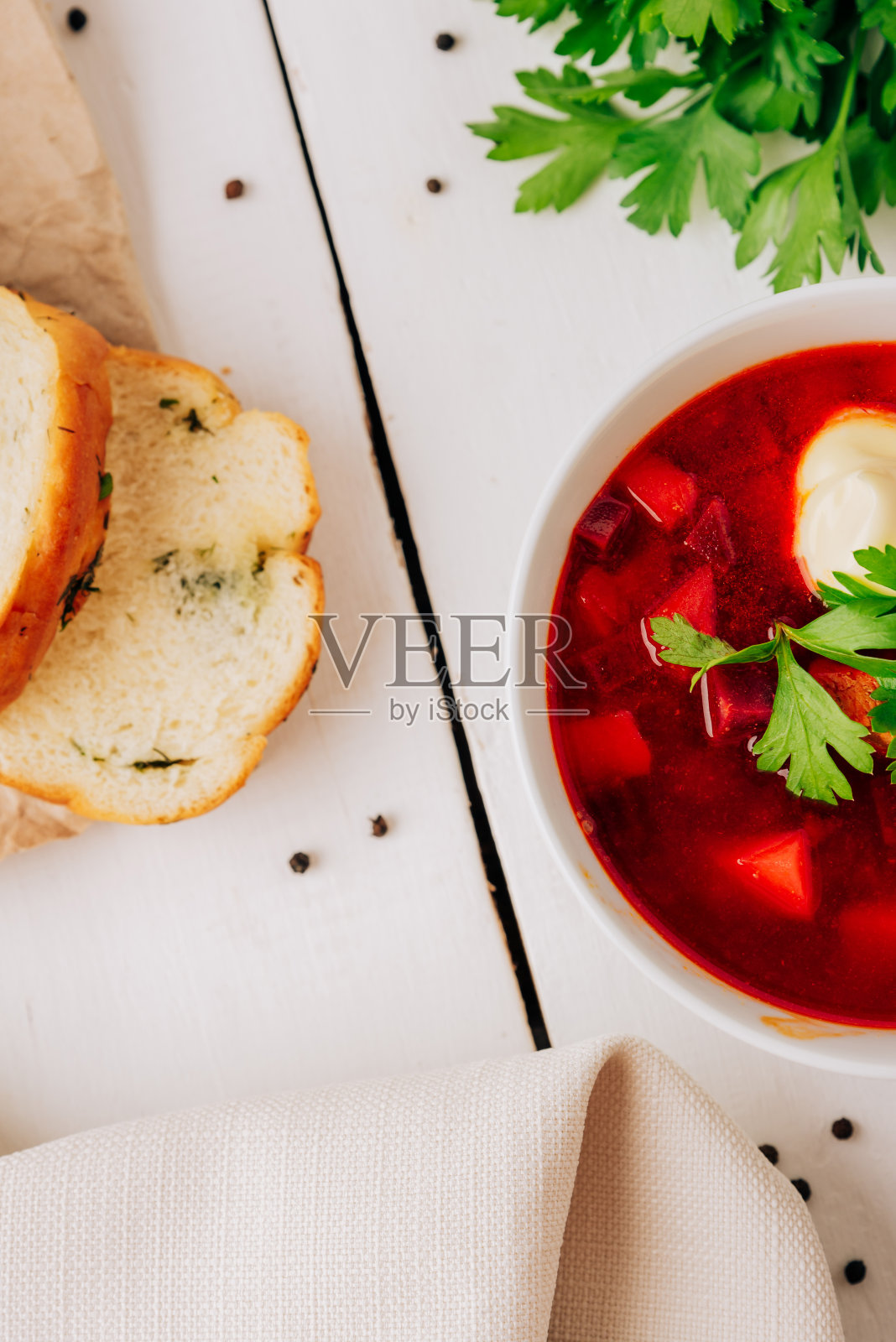 罗宋汤,新鲜的面包,自然的木制背景。红甜菜根汤配新鲜面包照片摄影图片