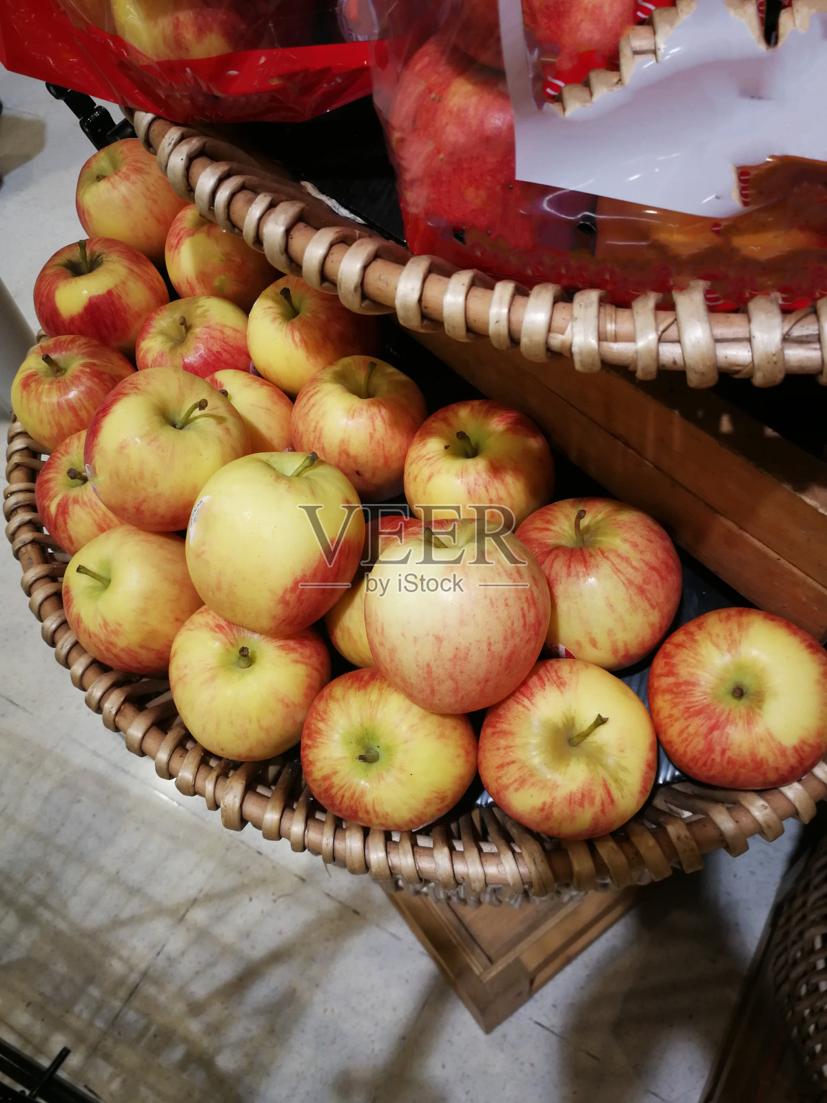 篮子里的红苹果照片摄影图片