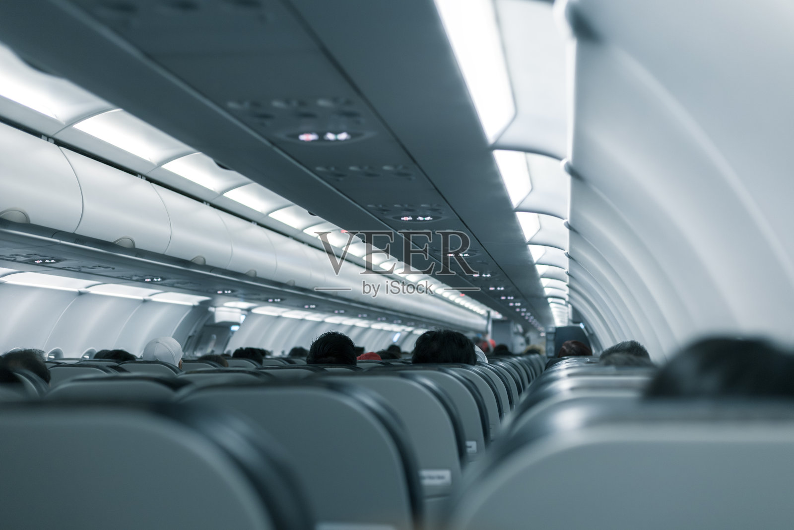 行李放在飞机最上面的架子上照片摄影图片