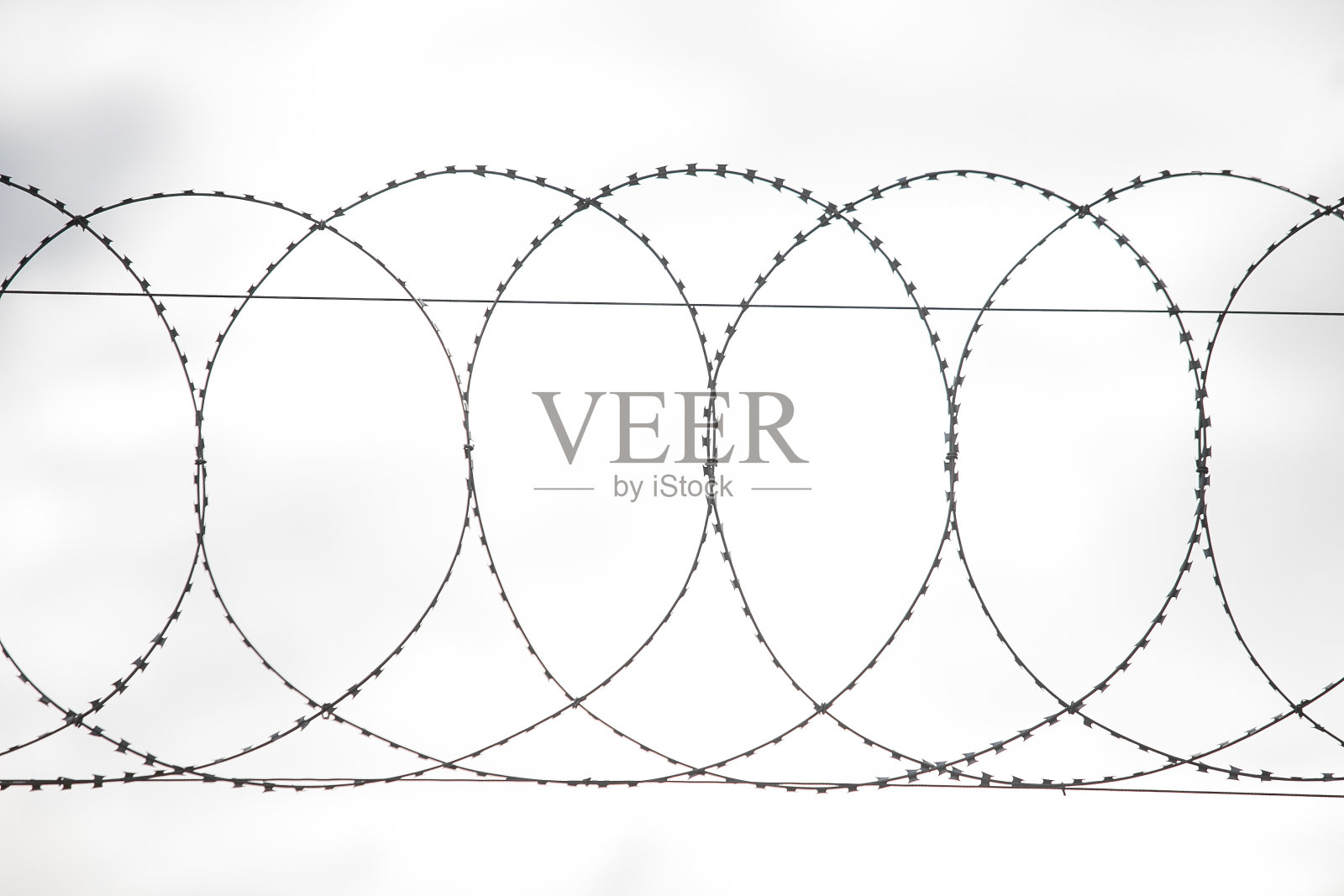 栅栏上的带刺铁丝网,靠近点照片摄影图片