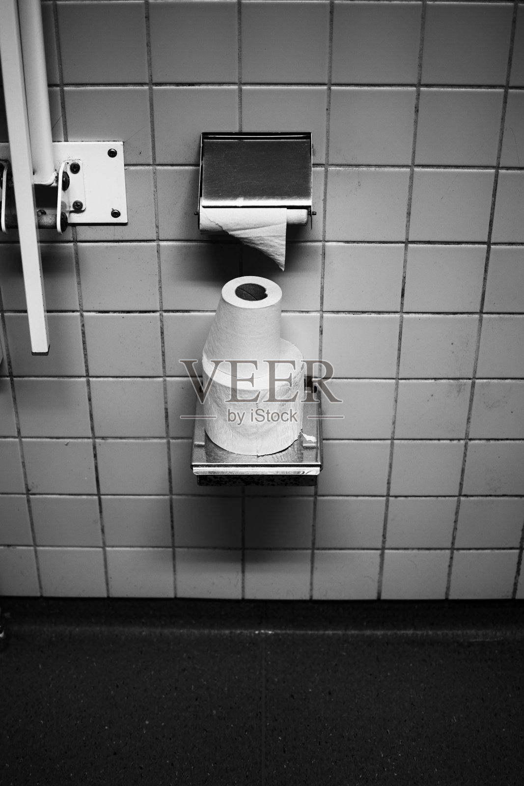 脏厕所里的厕纸照片摄影图片
