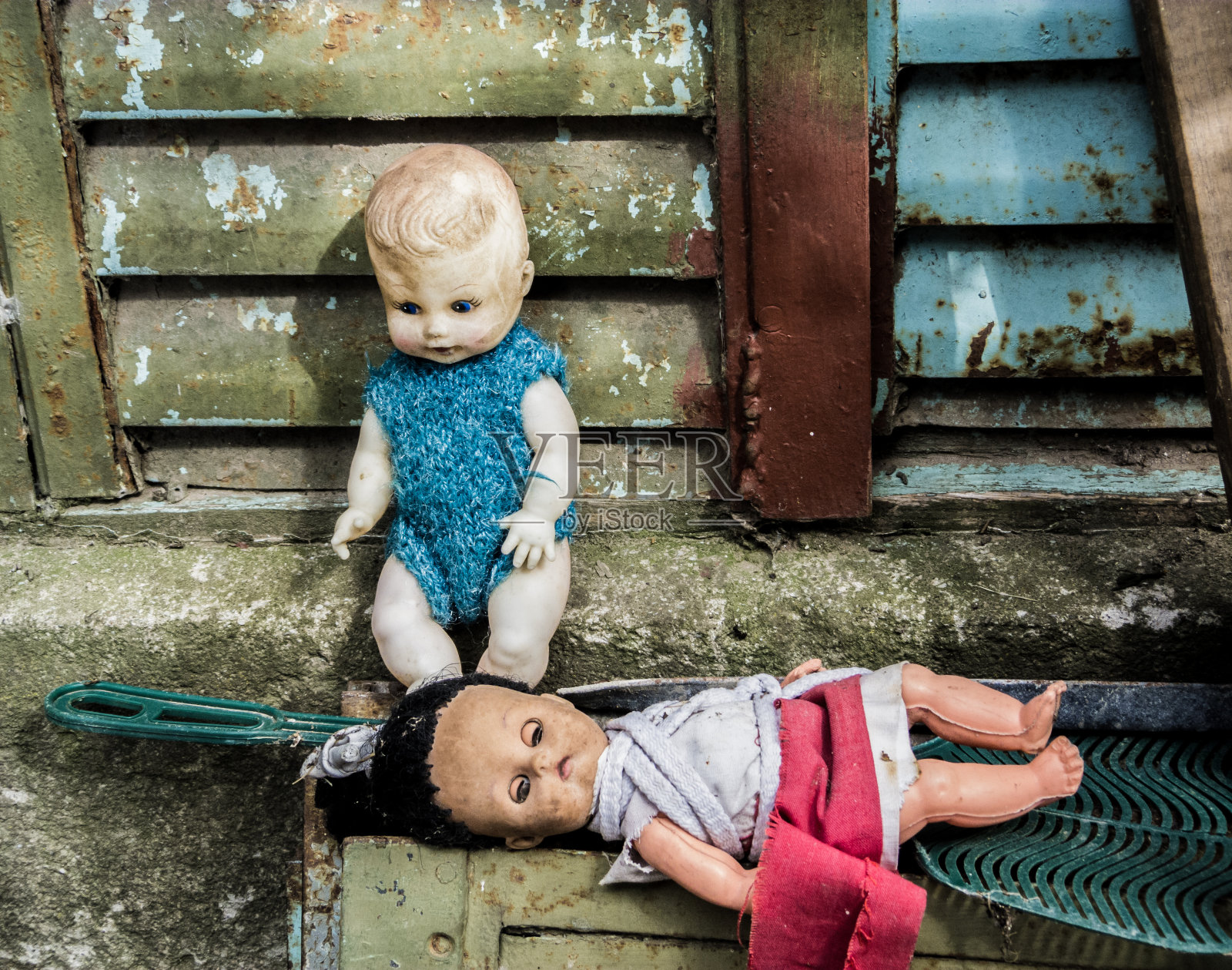 给孩子们的老式娃娃照片摄影图片