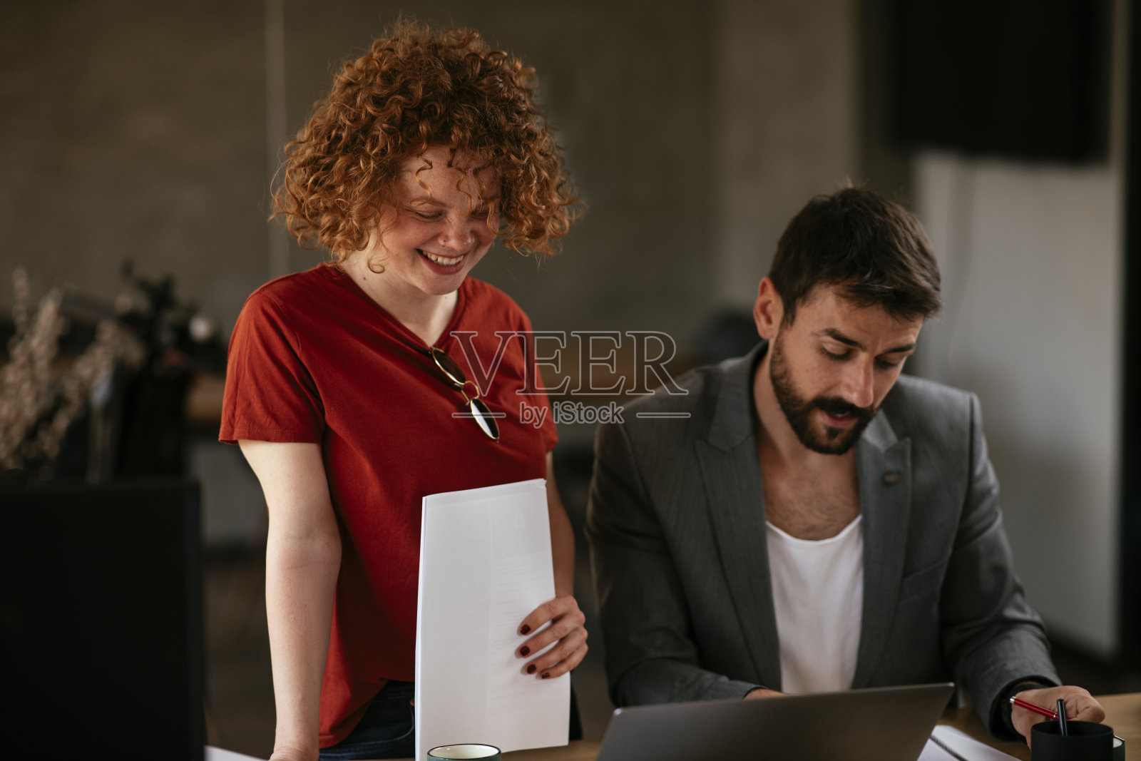 参与这个项目的女商人和女商人。照片摄影图片