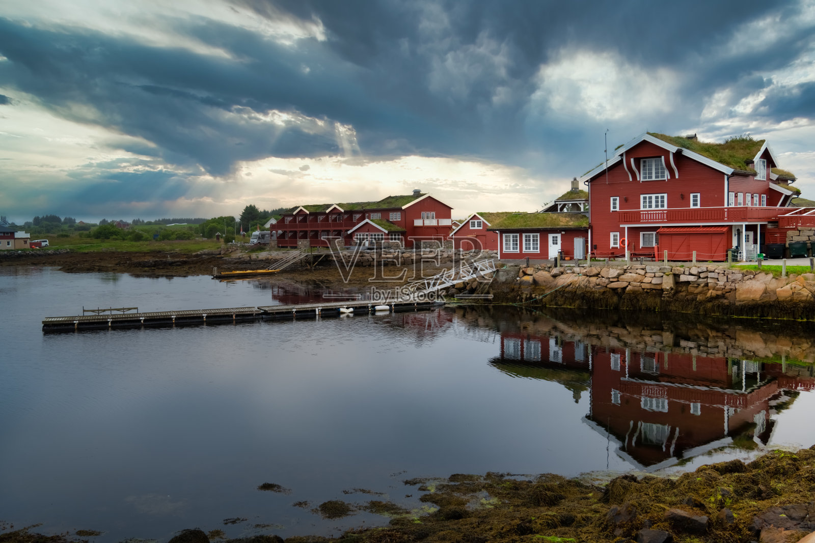 沿着大西洋之路美丽的渔村,这条8.3公里长的路穿过挪威摩尔奥格罗姆斯达尔县的一个群岛。照片摄影图片