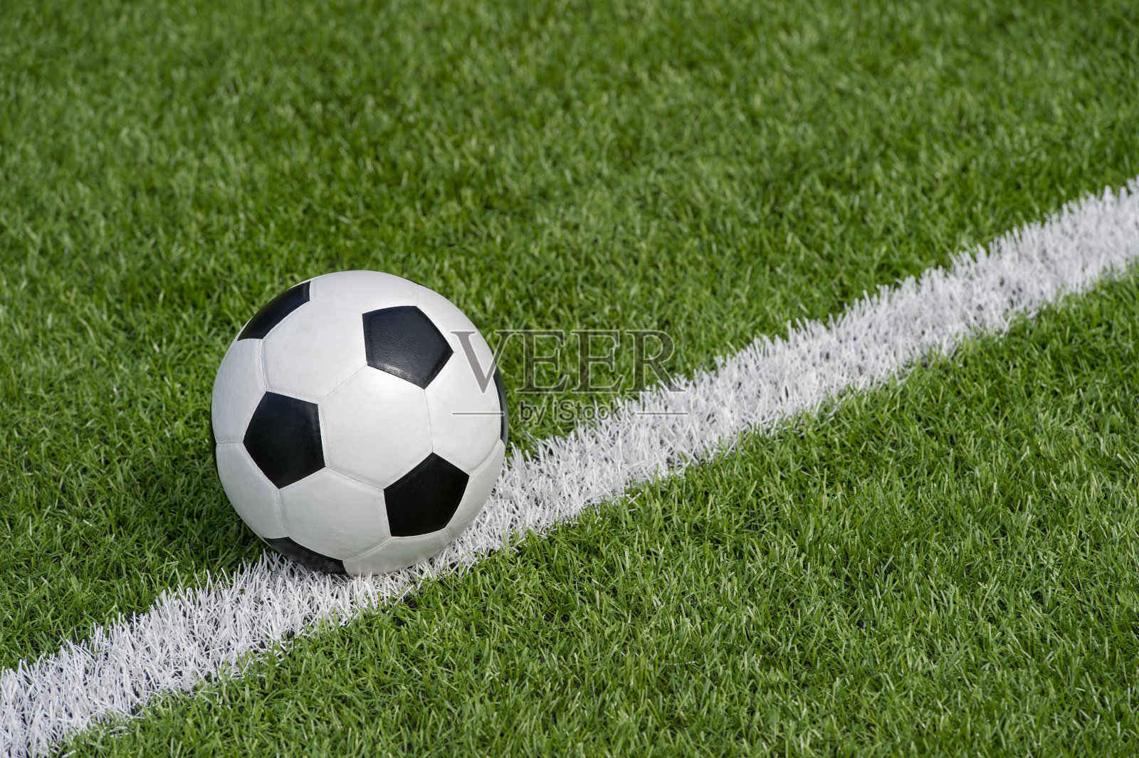 黑白相间的足球在场上。团队运动的概念。锻炼在线主题。照片摄影图片